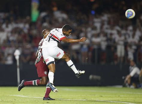 S O Paulo Vence Fluminense De Virada Em Partida Pelo Brasileir O