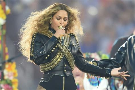 Beyonce Wore Giant Diamond Football Earrings at the Super Bowl | Glamour