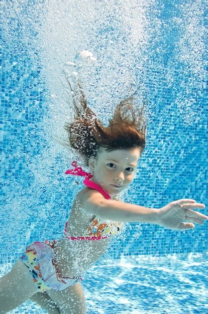 Ni O Nada En La Piscina Bajo El Agua Ni A Salta Se Sumerge Y Se