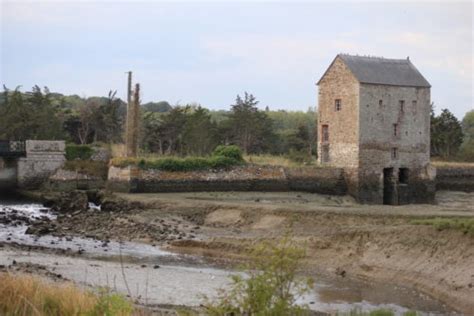 Stéphane Bern au chevet du moulin à marée de Beauchet fleuron du