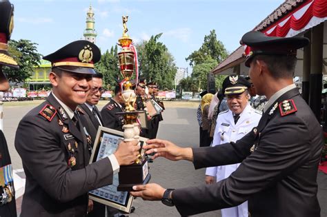 Upacara Hari Bhayangkara Ke 77 Kapolres Pasuruan Berikan Penghargaan