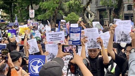 Demo Mahasiswa Hingga K Popers Tolak Kenaikan Ppn Persen Di Depan