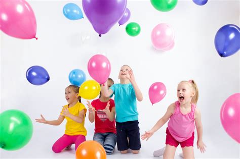 The Balloon Toss Game - Icebreaker game - Party Games 4 Kids