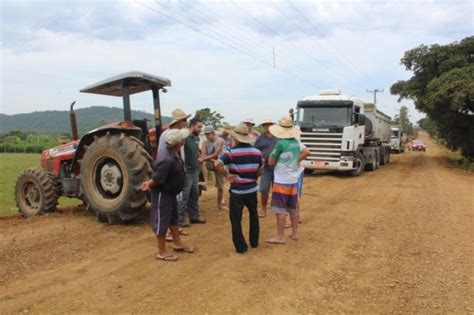 Em Maracajá moradores bloqueiam passagem de caminhões em protesto