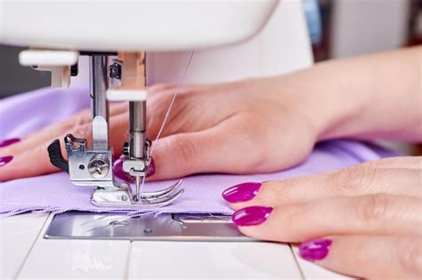 Mujer cosiendo un vestido en una máquina de coser Foto Premium