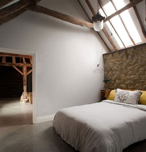 London Barn Conversion Puts Reclaimed Materials To Good Use