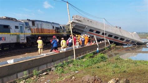 SITUASI TERKINI Tabrakan Kereta Api Di Cicalengka Bandung Kepala KA