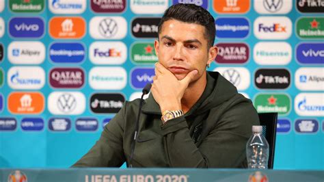 Cristiano Ronaldo Rechaza Una Coca Cola Y La Empresa Pierde Casi 4 000