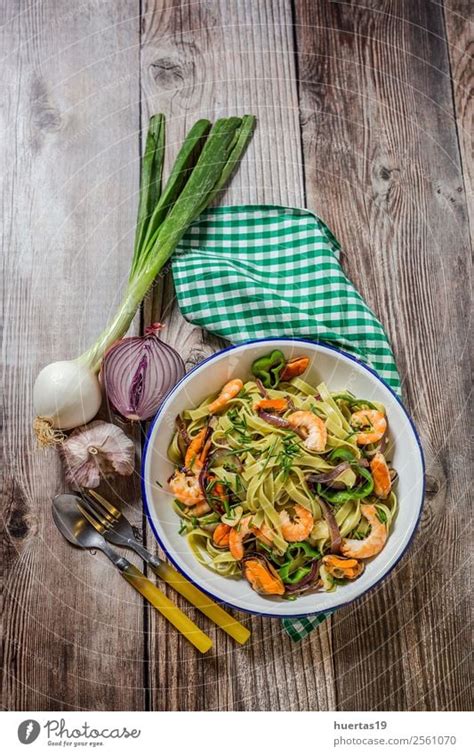 Grüne Tagliatelle mit Meeresfrüchten ein lizenzfreies Stock Foto von