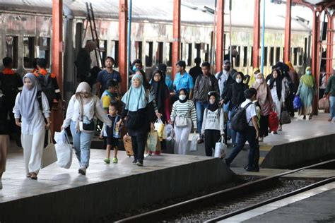 Sebanyak 10 630 Pemudik Tiba Di Stasiun Daop 7 Pada H 3 Lebaran 2024