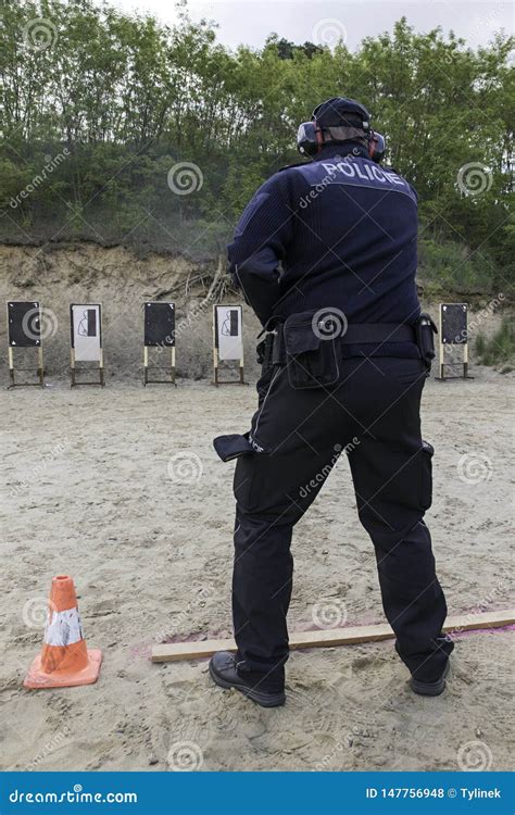 Tiro Da Pol Cia Foto De Stock Imagem De Disparar Soldado 147756948