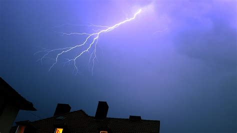 Is It Safe To Go Out In A Thunderstorm Here S How To Stay Safe During Thunder And Lightning