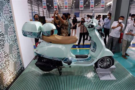 Vespa Lx Batik X Iwan Tirta Edisi Seremoni Peresmian Pabrik Piaggio