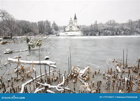 Bela Igreja Branca Perto Do Lago No Inverno Imagem De Stock Imagem De