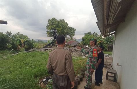 Diterjang Angin Kencang Sejumlah Rumah Di Leuwisadeng Rusak Berat