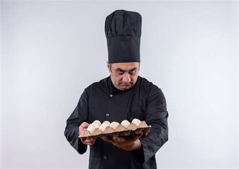 Cozinheiro Masculino De Meia Idade Em Uniforme De Chef Segurando Um