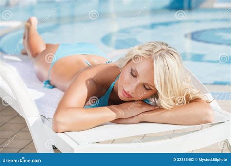 Abbronzatura Di Sun Giovani Donne Belle In Bikini Che Si Trova Sulla Piattaforma C Fotografia