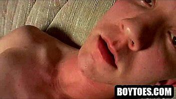 Amateur Stud Tugs On His Cock And Shows His Feet XNXX