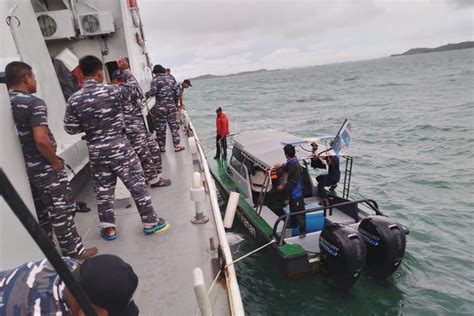 Foto Kri Sigalu Selamatkan Kapal Patroli Malaysia Dalam Operasi