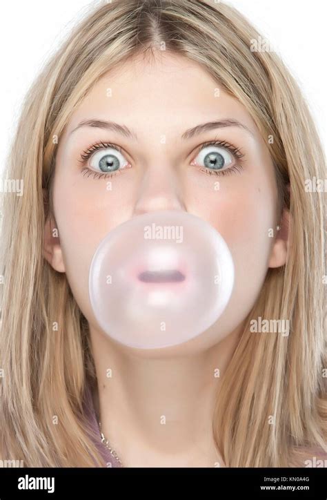 Belle Fille Faire Une Bulle De Chewing Gum Photo Stock Alamy