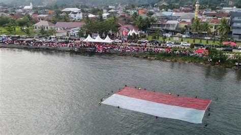 Bendera Merah Putih Raksasa di Permukaan Laut - Binaiyanews.id