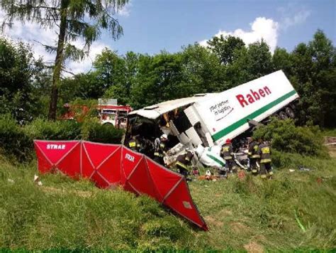 Wypadek na zakopiance w Tenczynie Tir zderzył się z autobusem 48 osób