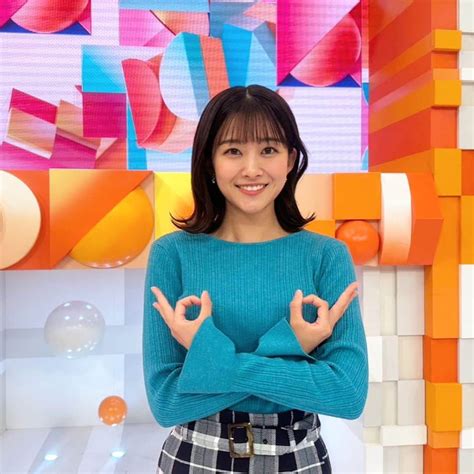 フジテレビ「めざましテレビ」さんのインスタグラム写真 フジテレビ「めざましテレビ」instagram 「新人の原田です🎤 写真は埼玉ポーズ😄 『翔んで埼玉〜琵琶湖より愛をこめて〜』の