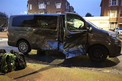 Twee Gewonden Bij Aanrijding Tussen Ambulance En Busje Van De