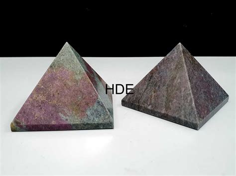 Rubin Cyanit Pyramide Ca 60 Mm Breit