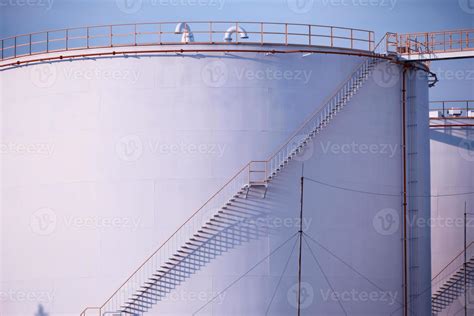 Grandes Tanques Industriales Para Gasolina Y Aceite Con Cielo Azul