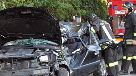 Auto Contro Un Albero Muore Una Mamma Due Ragazze Ferite