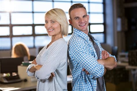 Colegas Masculinos E Femininos Em P De Costas Foto Premium