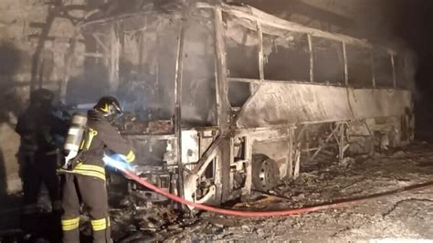 Incidente A Genova Pullman A Fuoco In Galleria