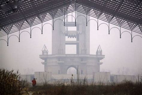 Abandoned fake-Disneyland in China - ShockBlast