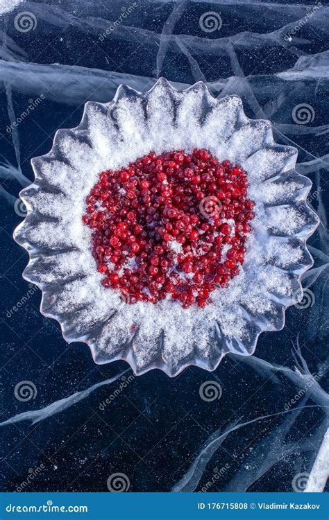 Un Plato De Hielo Con Ar Ndanos Rotos Con Nieve En El Hielo Del Lago