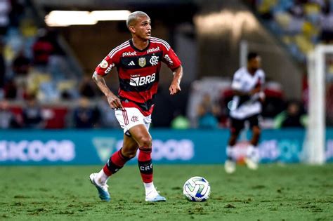 Wesley sofre lesão muscular e desfalca o Flamengo contra o Bolívar