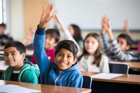 Grupo De Estudiantes Aprenden Con El Maestro En El Aula De La Escuela