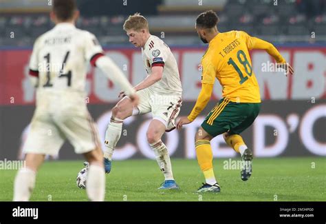 El belga Kevin De Bruyne y el galés Tyler Roberts luchan por el balón