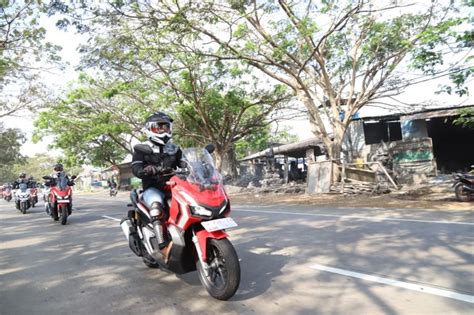 Naik Motor Aman Perhatikan 120 Potensi Bahaya Di Jalan