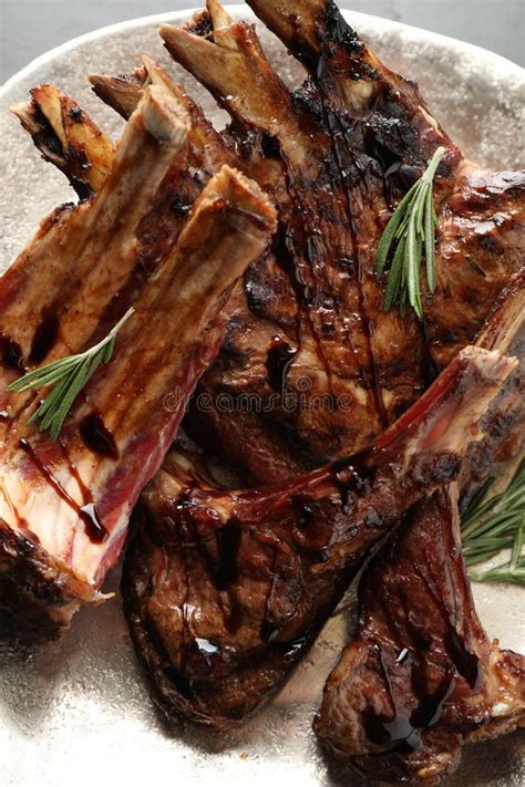 Deliciosas Costillas A La Parrilla Con Romero En El Armario De Platos