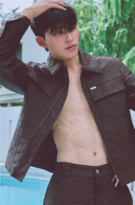 Pin by 세븐틴ᯓᡣ𐭩 on PondPhuwin Gmmtv actors Handsome actors Cute gay couples
