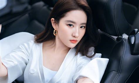 Actress Liu Yifei’s mother wows with stunning appearance at 65