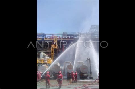 KEBAKARAN KILANG PERTAMINA DI BALIKPAPAN ANTARA Foto