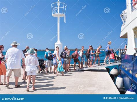 Passageiros Que Embarcam O Navio Croatia Imagem De Stock Editorial