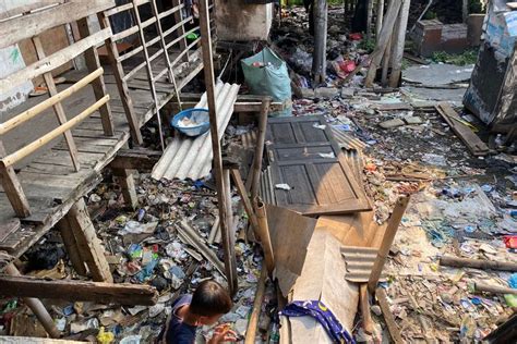 Foto Duduk Perkara Sampah Di Kolong Rumah Kapuk Muara Hingga Mencuat