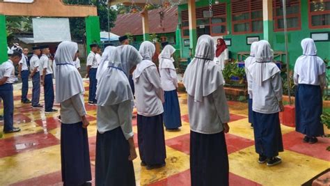 Asesmen Madrasah Hari Pertama Siswa MTsS Sampeang Laksanakan Apel Pagi