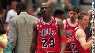 Los Bulls de Chicago felicitan a Michael Jordan en el día 2/3/23 - CNN ...