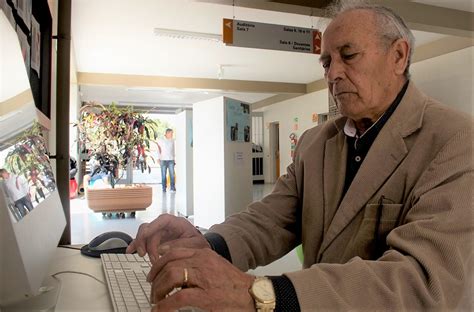 Eletricista de Botucatu 80 anos faz inscrição em curso de