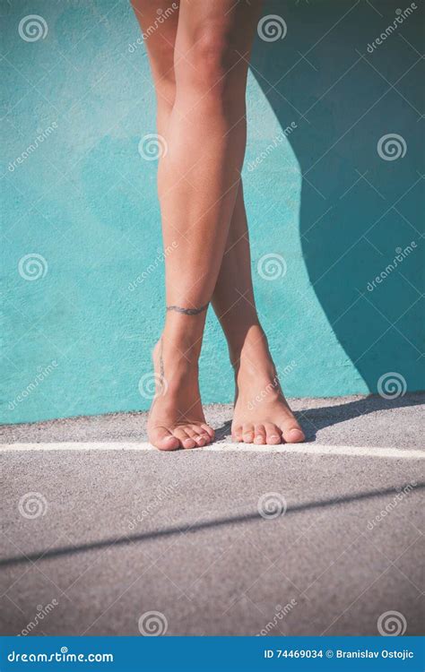 Jambes Aux Pieds Nus De Femme Photo Stock Image Du Femme Partie