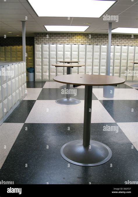 school lockers in hallway Stock Photo - Alamy